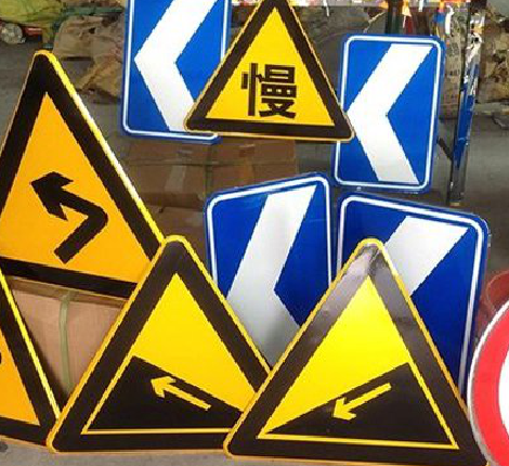 湖口标识标牌中颜色的确定是很重要的。